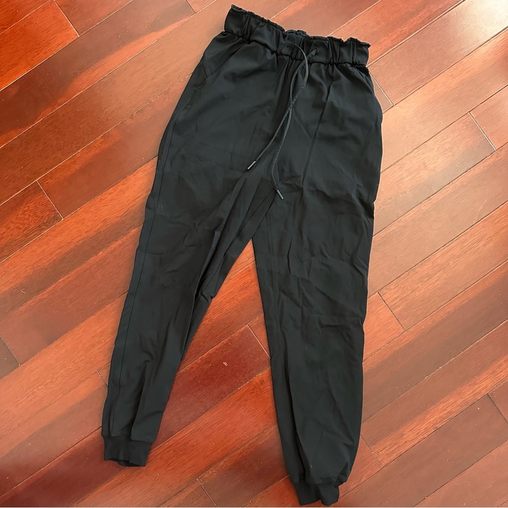 Lululemon Stretch High-Rise Jogger Shorter Length Women’s Size 2